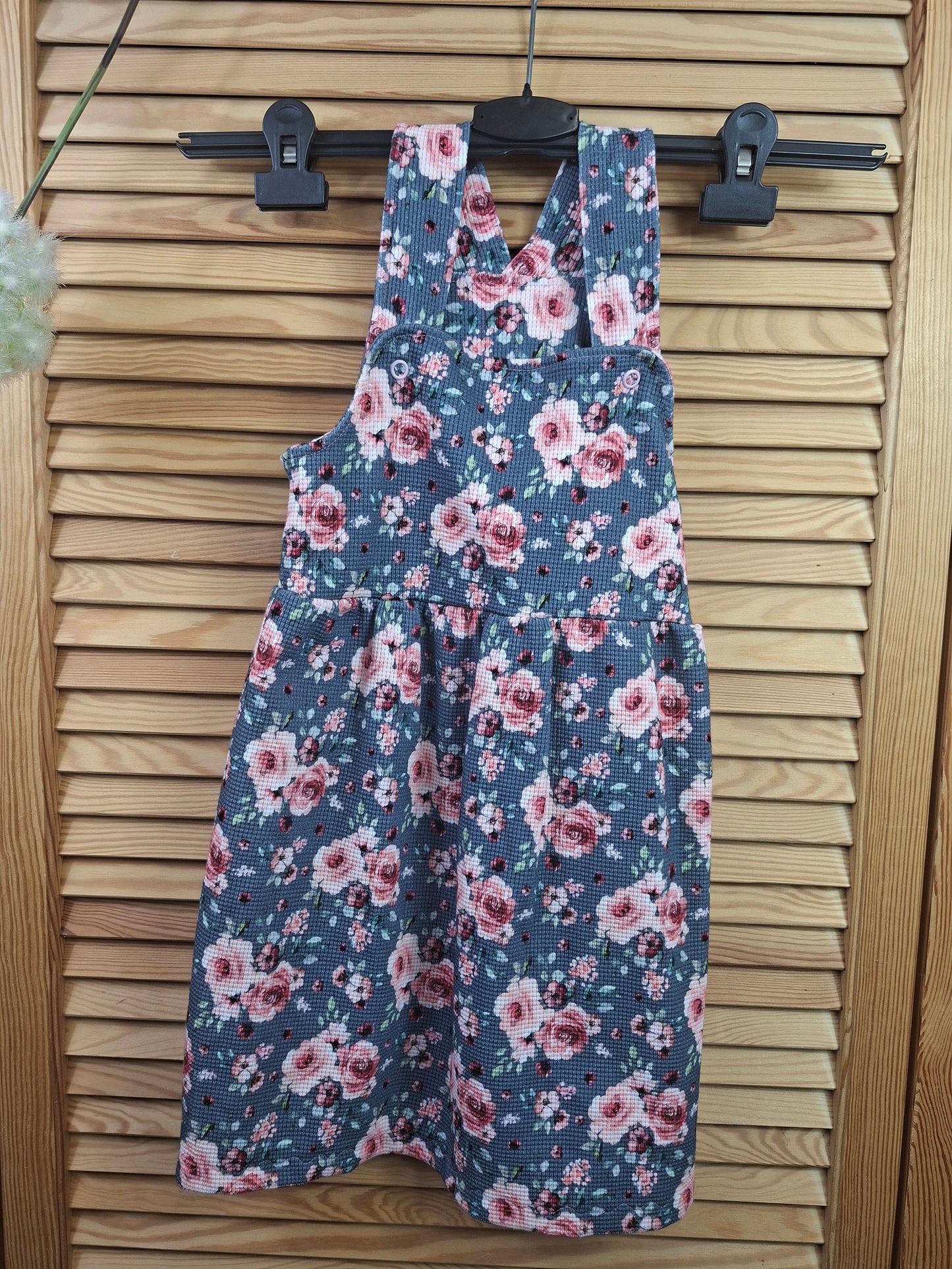 Latzkleid Blumen Größe 110