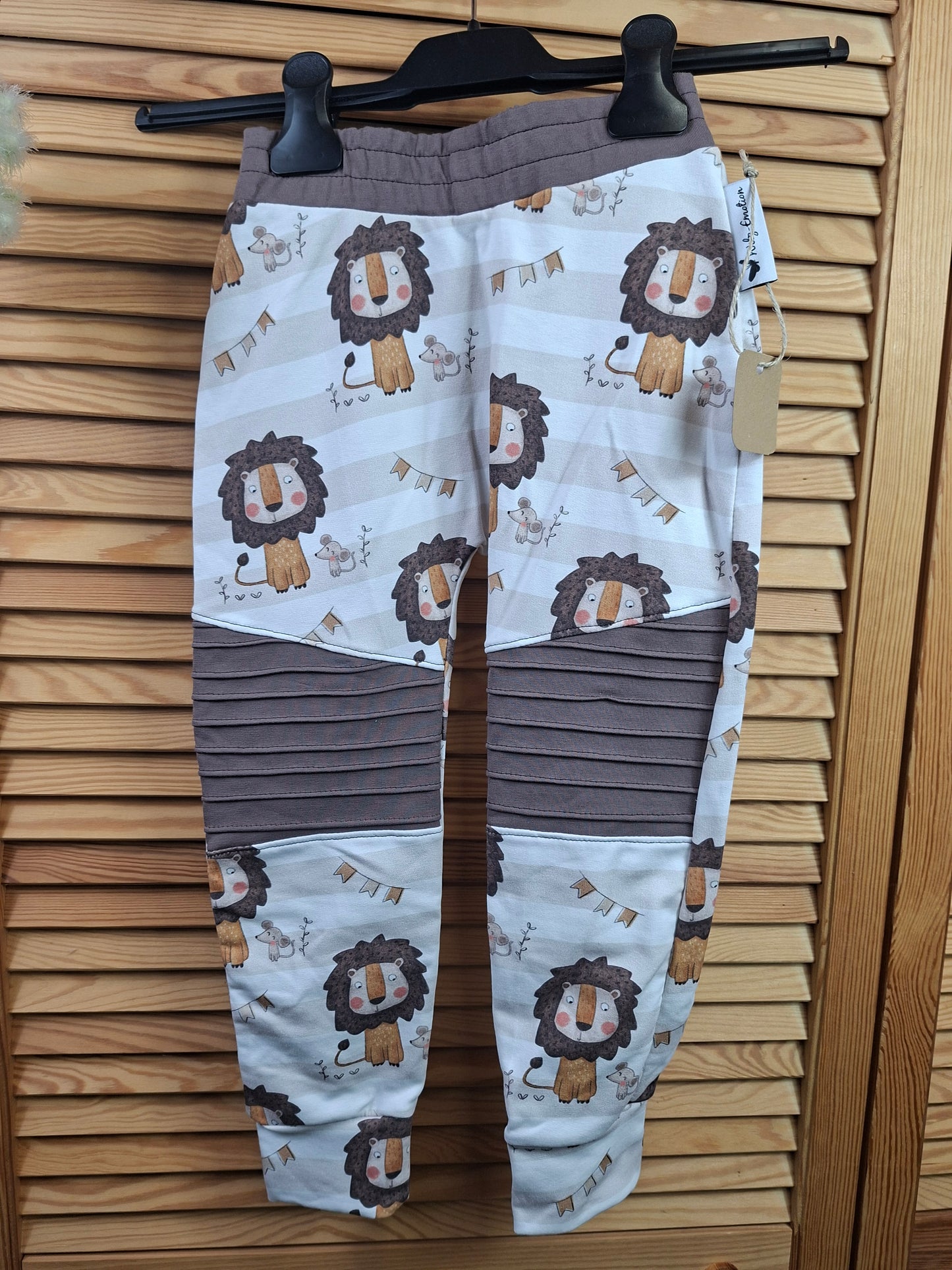 Hose mit Biesen Löwe Größe 104