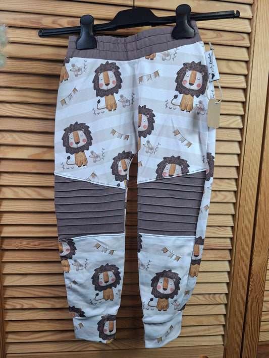 Hose mit Biesen Löwe Größe 104